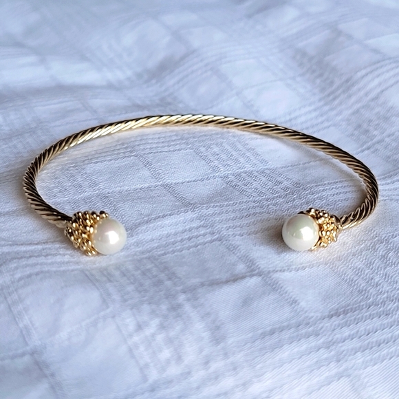 NEW!! pearl and gold open bangle - Picture 2 of 4